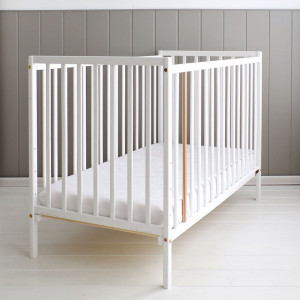 Set Patut Bebe Din Lemn Masiv Woodies Stardust White, 120 cm x 60 cm + Saltea Cocos Confort II 10 c