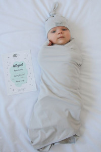 Set pentru bebelusi nou-nascuti, Paturica de Infasat, Bumbac, 100 cm x 100 cm, Certificat amintire, Caciuliuta 0 - 3 luni, Tiny Star, Cloud