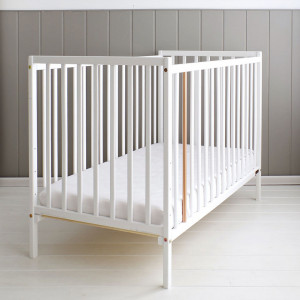 Woodies Stardust White - Patut Bebe Din Lemn Masiv, 120 cm x 60 cm, Design Impunator, Confortabil, Rezistent