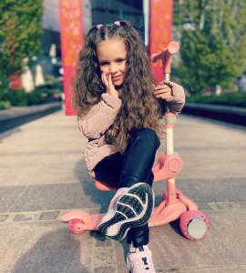 Hot Mom Wind Rider Pink Seat - Trotineta cu Scaun, Pentru Copii 2 - 9 ani, Structura Robusta, Ghidon Flexibil, Usor de Manevrat, Pana la 50 kg