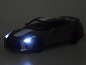 Masinuta Metalica Nisan GT-R, 1:32, cu sunete, lumini, alarma, Argintiu metalizat, 14 cm, Jokomisiada, ZA3757