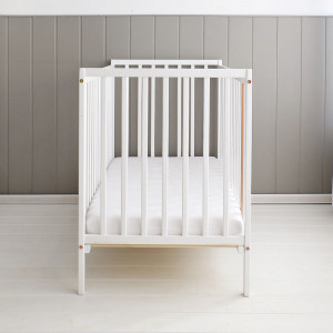 Patut Bebe Din Lemn de Pin Masiv, 120 x 60 cm, Design Impunator, Confortabil, Rezistent, 4 niveluri inaltime saltea, 3 lamele detasabile, Woodies Safe Dreams, Stardust Cot, Alb