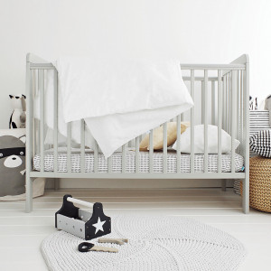 Patut Bebe Din Lemn de Pin Masiv, 120 x 60 cm, Design Impunator, Confortabil, Rezistent, 3 niveluri inaltime saltea, 3 lamele detasabile, Woodies Safe Dreams, Star Cot, Grey