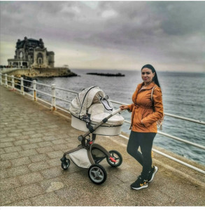Set 3 in 1 - Carucior Hot Mom Premium Alb 2 in 1, pernita albastra + Scoica auto Joie Gemm Foggy Grey