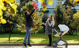 Set 4 in 1 - Carucior Hot Mom Premium Alb 2 in 1, pernita albastra + Scoica auto Joie i-Size i-Gemm 2 Pebble + Baza isofix i-Base