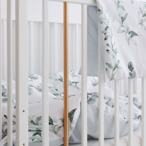Patut Bebe Din Lemn de Pin Masiv, 120 x 60 cm, Design Impunator, Confortabil, Rezistent, 4 niveluri inaltime saltea, 3 lamele detasabile, Woodies Safe Dreams, Stardust Cot, Alb