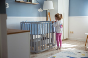 Patut Rotund pentru Copii, Multifunctional, Waldin, 5in1, cu Sistem de Leganare, Saltele Incluse, Co-Sleeper, Tarc de Joaca, Masa si Scaun pentru Activitati, Gri cu Echipament Roz
