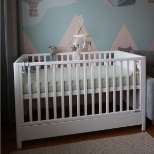 Patut Transformabil din Lemn Masiv de Pin, MDF, 140 x 70 cm, pentru copii si junior, vopsea certificata, 3 trepte de reglare inaltime, protectie theeter, 3 lamele detasabile, Woodies Safe Dreams, Smooth, Alb