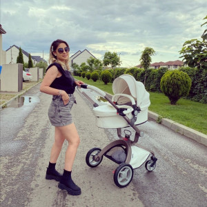 Set 4 in 1 - Carucior Hot Mom Premium Alb 2 in 1, pernita albastra + Scoica auto Joie Gemm Foggy Grey, 0-13kg + Baza isofix i-Base