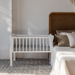 Set Patut suplimentar pentru copii, 90 x 40 cm, din lemn de pin, laterale MDF, Woodies Safe Dreams, Noble Crib, Alb + Saltea pentru patut copii, husa cu fermoar, detasabila, Mykids, Cocos, Confort II, 90 x 40 x 8 cm