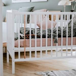 Patut Bebe Din Lemn de Pin Masiv, 120 x 60 cm, Design Impunator, Confortabil, Rezistent, 4 niveluri inaltime saltea, 3 lamele detasabile, Woodies Safe Dreams, Stardust Cot, Alb