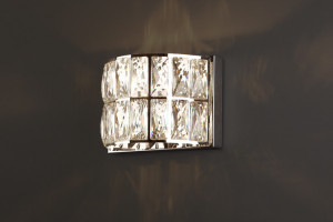 Aplica perete Diamante Maxlight Argintiu -W0204  Culoare: Argintiu  Dimensiuni: Lungime 16, Latime 9cm, Inaltime 12cm  Material structura: Metal, Sticla  Becuri: 1 x 42W G9 230V - nu este inclus