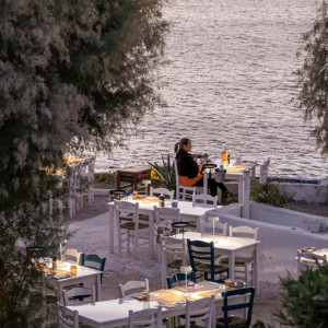 Lampa alba, Lampa de masa pentru exterior, Lampa exterior, Lampa exterior alba, Lampa pentru exterior, Lampa pentru masa, Veioza masa exterior, Veioza masa terasa, Lampa terasa, Iluminat exterior, Iluminat masa, Lampa iluminat terasa