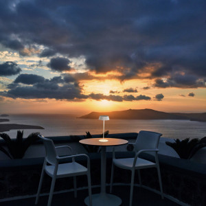 Lampa alba, Lampa de masa pentru exterior, Lampa exterior, Lampa exterior alba, Lampa pentru exterior, Lampa pentru masa, Veioza masa exterior, Veioza masa terasa, Lampa terasa, Iluminat exterior, Iluminat masa, Lampa iluminat terasa
