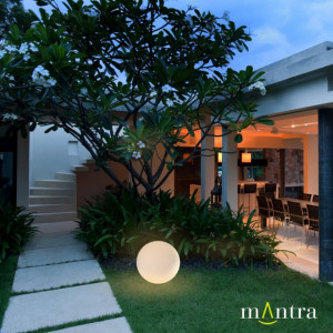 Lampa alba, Lampa de podea pentru exterior, Lampa exterior, Lampa exterior alba, Lampa pentru exterior, Lampa pentru podea, Lampadar exterior, Veioza podea exterior, Veioza podea terasa, Lampa terasa, Iluminat exterior, Iluminat exterior, Lampa iluminat t