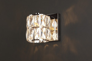 Aplica perete Diamante Maxlight Argintiu -W0205  Culoare: Argintiu  Dimensiuni: Lungime 13, Latime 12cm, Inaltime 13.5cm  Material structura: Metal, Sticla  Becuri: 1 x 42W G9 230V - nu este inclus