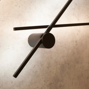 Aplica neagra, Aplica dormitor neagra, Aplica liniara, Aplica moderna liniara, Aplica perete metal, Lampa de perete, Aplica dormitor, Iluminat interior, Aplica perete moderna, Aplica living, Aplica moderna dormitor, Aplica dormitor moderna, Aplica de pere