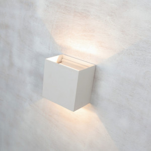Aplica perete exterior, Aplica perete alba, Aplica alba, Aplica perete exterior alba, Iluminat exterior, Aplica perete terasa, Iluminat terasa, Aplica intrare exterior, Aplica de exterior pentru intrare, Iluminat intrare casa, Aplica perete exterior moder