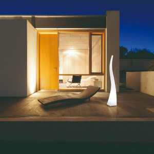 Lampa alba, Lampa de podea pentru exterior, Lampa exterior, Lampa exterior alba, Lampa pentru exterior, Lampa pentru podea, Lampadar exterior, Veioza podea exterior, Veioza podea terasa, Lampa terasa, Iluminat exterior, Iluminat exterior, Lampa iluminat t