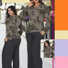 Compleu dama bluza model inflorat si pantaloni gri lungi.