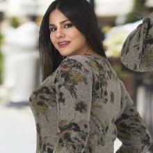 Compleu dama bluza model inflorat si pantaloni gri lungi.