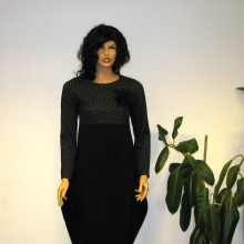 Rochie neagra cu carouri negre fundal gri