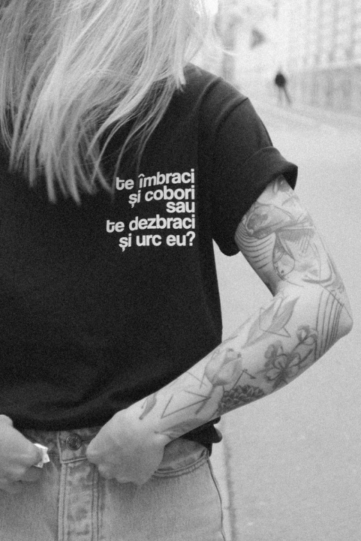 tricou unisex "te îmbraci și cobori" negru