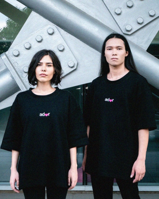 top unisex & oversize brodat "ador" - Tombabe x Barning collab.