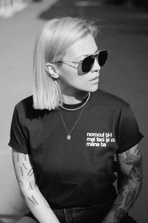 tricou unisex negru "norocul ti-l mai faci si cu mana ta"