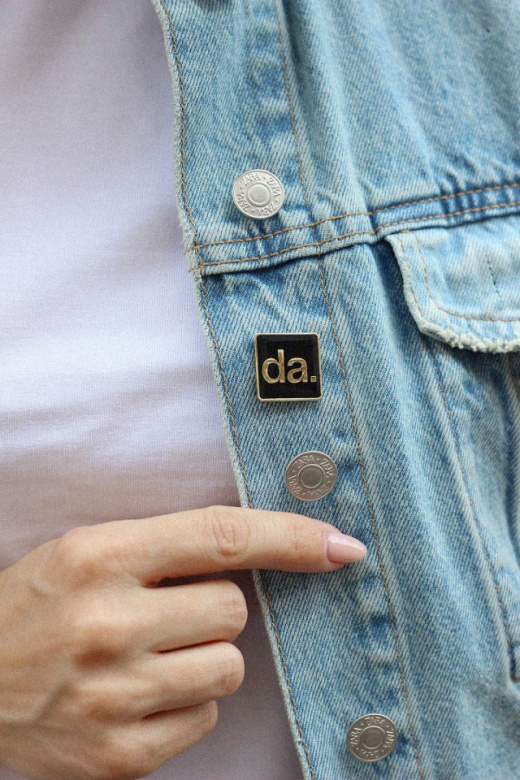 insigna metalica aurie "da."