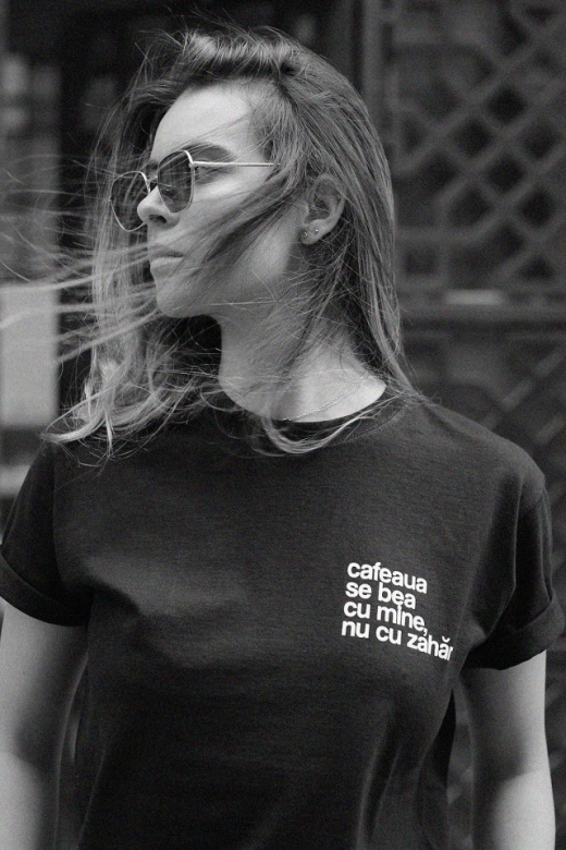 tricou unisex negru "cafeaua se bea cu mine, nu cu zahăr"