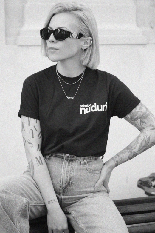 tricou unisex negru "trimite nuduri"