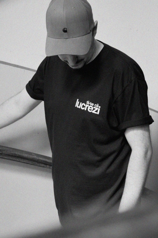 tricou unisex negru "fa-te ca lucrezi"