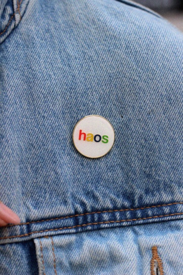 insigna metalica aurie "haos"