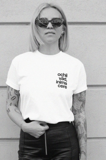 tricou unisex alb "ochii văd, inima cere"