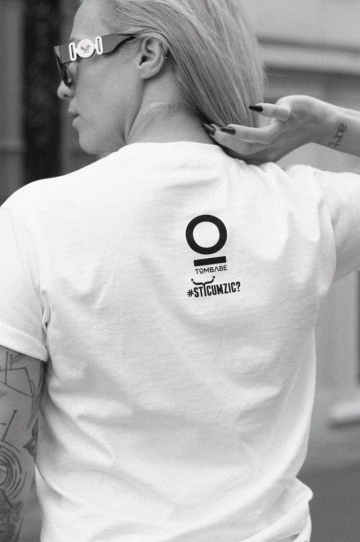 tricou unisex alb "treci peste ea și hai peste mine" Tombabe x Șticumzic Collab.