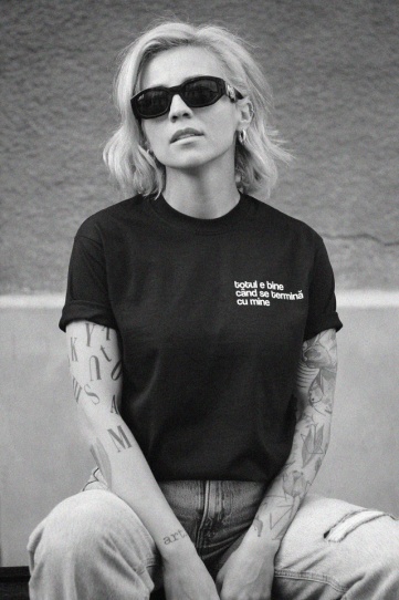 tricou unisex negru "totul e bine cand se termina cu mine"