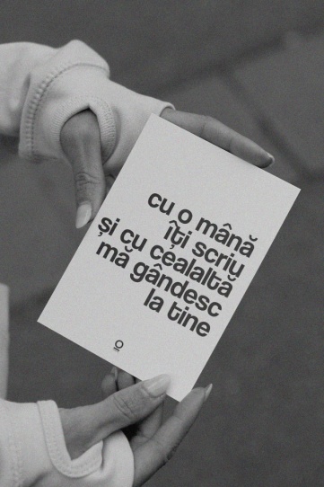 carte poștală "cu o mână îți scriu și cu cealaltă mă gândesc la tine"