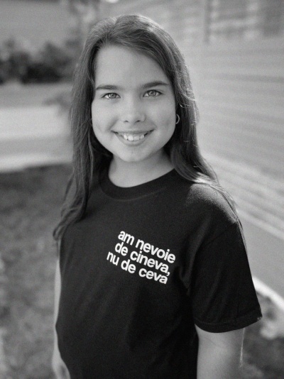 tricou unisex negru "am nevoie de cineva" Tombabe x Hope & Homes for Children collab.
