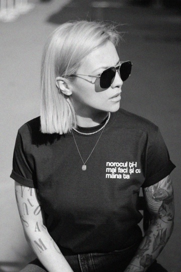 tricou unisex negru "norocul ti-l mai faci si cu mana ta"