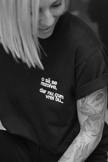 tricou unisex negru "o să se rezolve, dar nu cum vrei tu"