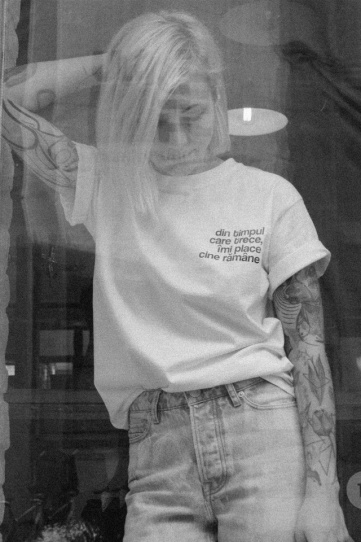 tricou unisex "din timpul care trece, îmi place cine rămâne"