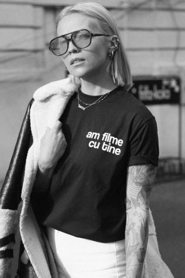 tricou unisex negru "am filme cu tine"