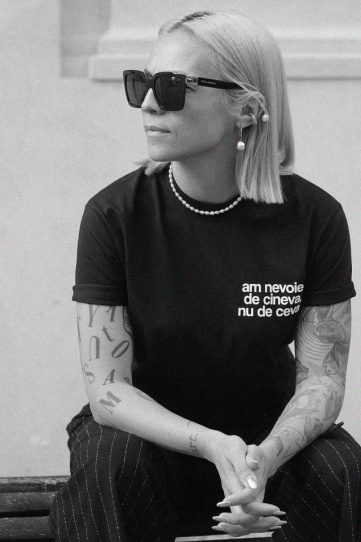 tricou unisex negru "am nevoie de cineva" Tombabe x Hope & Homes for Children collab.