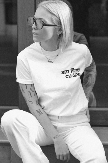 tricou unisex alb "am filme cu tine"