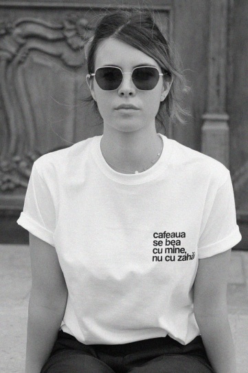 tricou unisex alb "cafeaua se bea cu mine, nu cu zahăr"