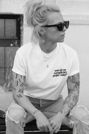 tricou unisex alb "vrei sa ne complicam putin viata?"