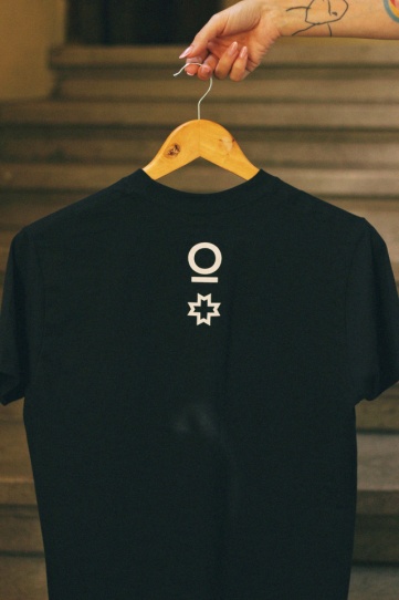 tricou unisex negru "vrei sa vorbim despre asta?" Tombabe & Regina Maria collab. editie limitata #InTerapie