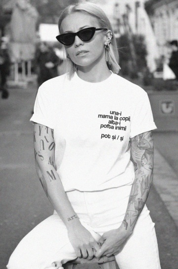 tricou unisex alb "una-i mama la copii"