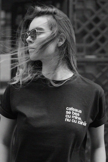 tricou unisex negru "cafeaua se bea cu mine, nu cu zahăr"